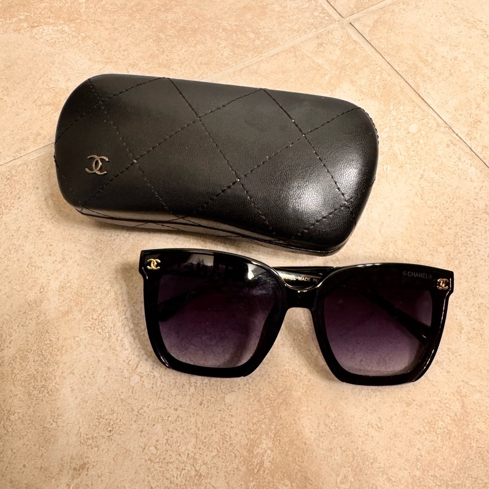 Black oversized sunglasses